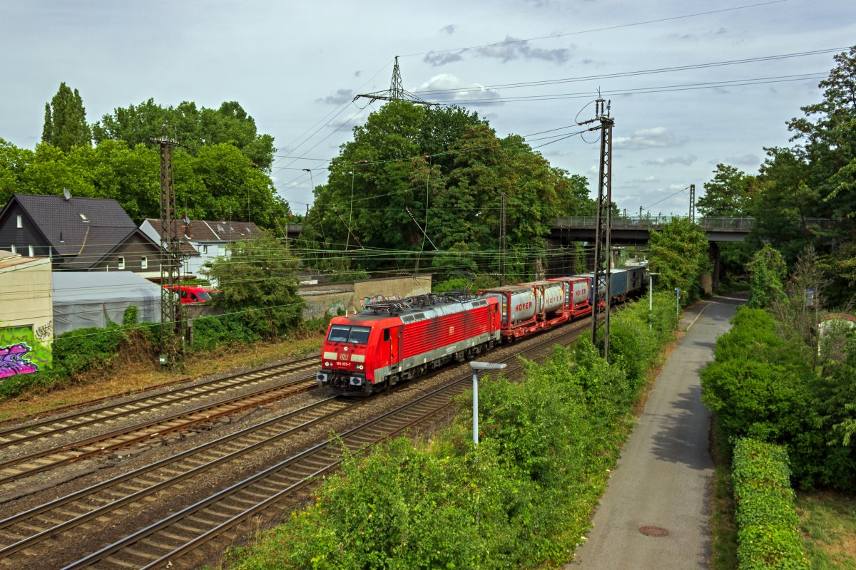 Mit einem Containerzug verlsst 189 055 am 02.08.22 Oberhausen-Osterfeld
