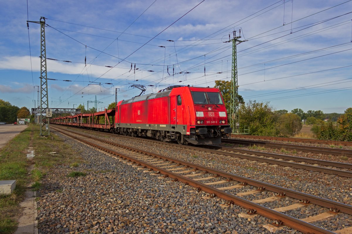 Mit einem Leerzug Autotransportwagen fhrt 185 249 in Saarmund ein. Der Zug blieb im Anschluss auf dem durchgehenden Hauptgleis stehen und wartete bis ich ging augenscheinlich auf den ablsenden Lokfhrer.