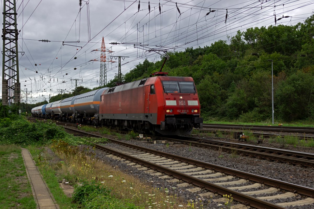Mit einigen Kesselwagen im Anhang fhrt 152 091 am 31.07.23 in Gremberg ein.