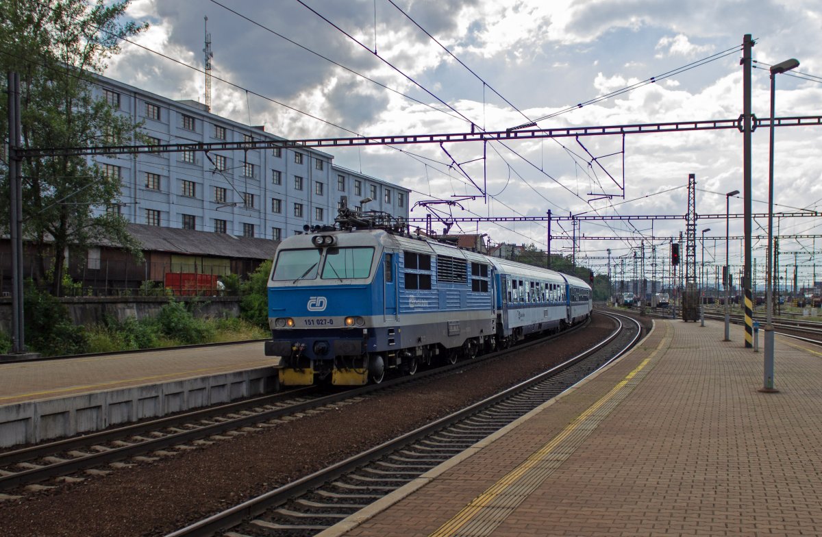 Mit IC 513 nach Opava fhrt 151 027 in Praha-Libeň ein. Die Baureihe 151 besteht aus 13 Lokomotiven, deren Hchstgeschwindigkeit im Vergleich zur ursprnglichen Baureihe 150 um 20 km/h erhht wurde und die auf der tschechisch-slowakischen Hauptachse von Prag ber Olomouc und Ostrava nach ilina und weiter bis Koice eingesetzt werden.
