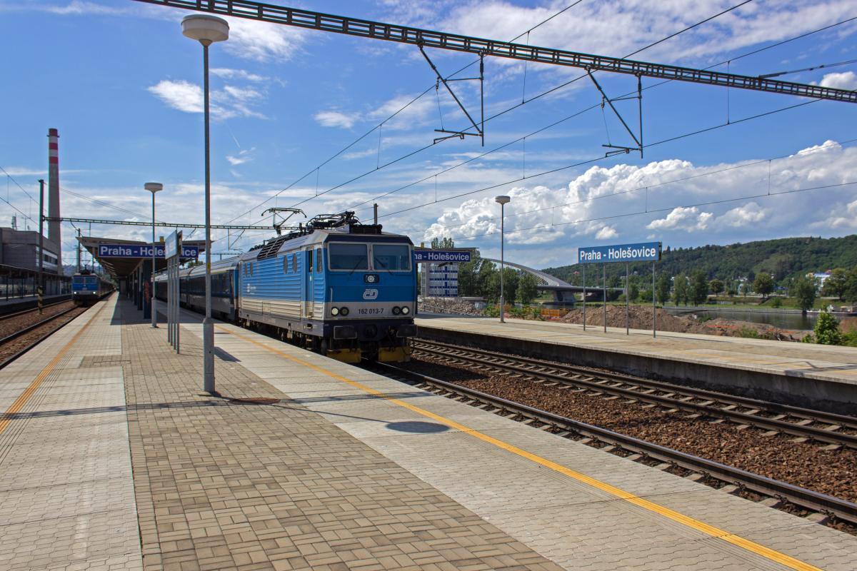 Mit R 611  Krunohor  aus Cheb hat 162 013 Holeovice einige Minuten vor dem Fahrplan erreicht. Da der Zug in Prag endet wird die Fahrt dennoch unmittelbar nach Abschluss des Fahrgastwechsels fortgesetzt.