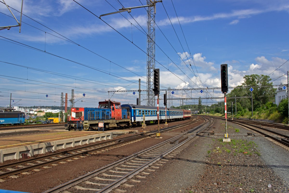 Mit reichlich Tempo schob 714 228 die Wagengarnitur des Sp 1650 whrend ihrer Rangierarbeiten durch den Bahnhof Libeň. 