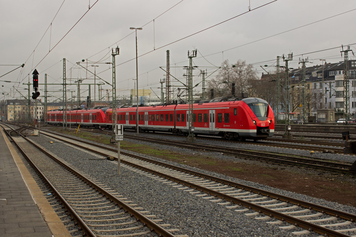 Mittlerweile zum gewohnten Anblick geworden sind die 1440 auf der Linie S8. Hier ist 1440 320 mit einem weiteren Triebwagen in Richtung Mönchengladbach unterwegs.
