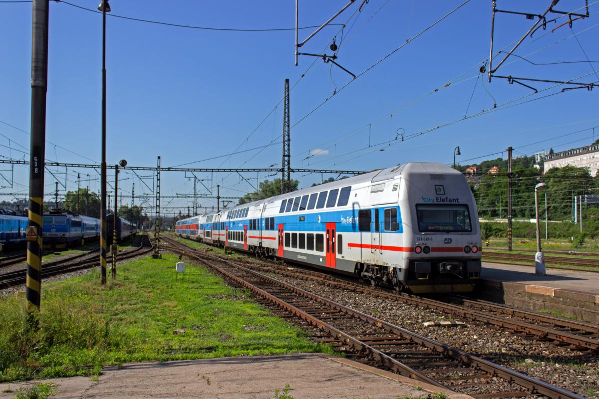 Nachschuss auf 471 019 und 471 001 (vorne) als S7 nach Řevnice.
