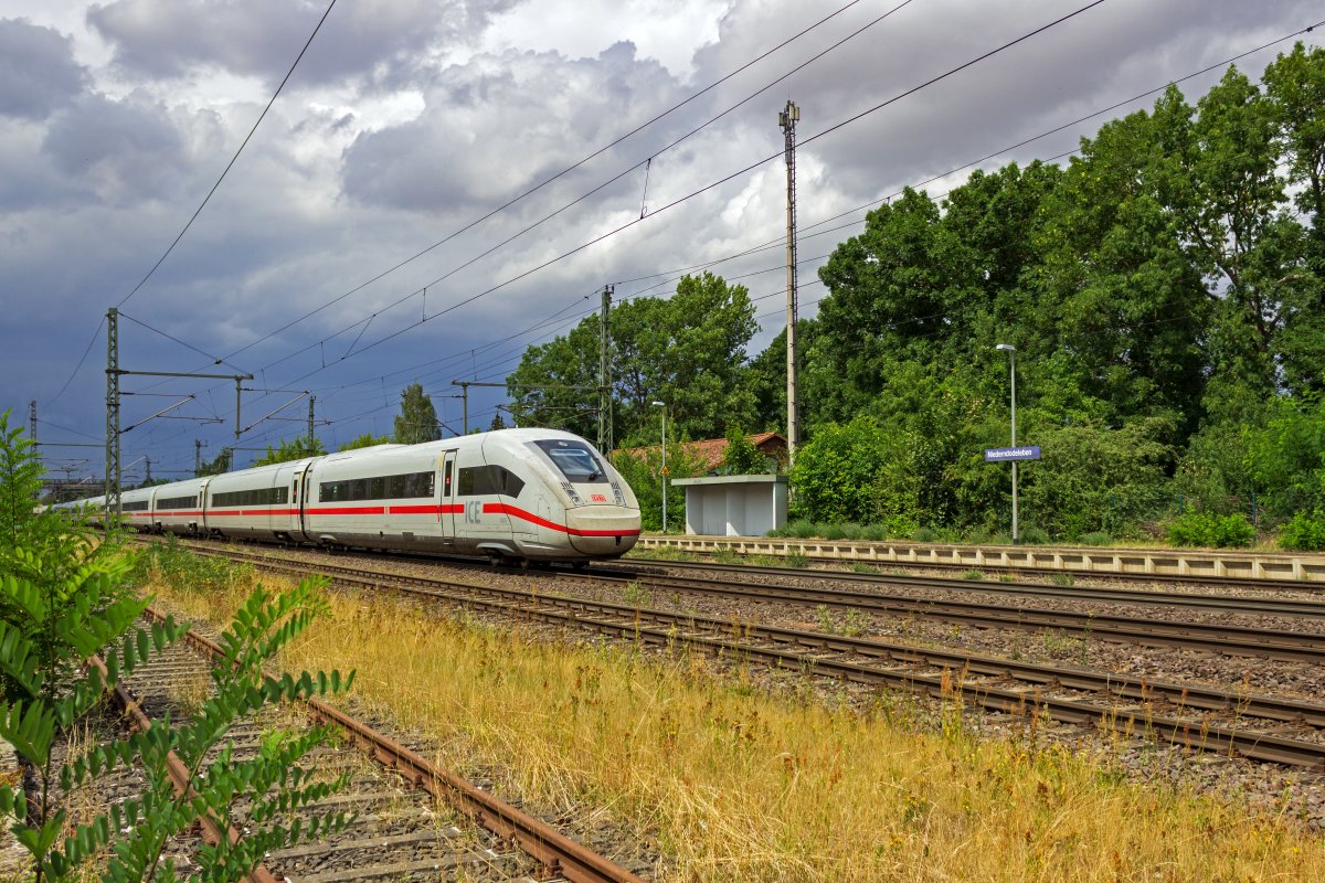 Nur selten sind auf der Verbindung von Braunschweig nach Magdeburg ICE anzutreffen. Dieser aus TZ 9476 gebildete Zug ist mglicherweise umgeleitet worden und aus diesem Grund in Niederndodeleben unterwegs.
