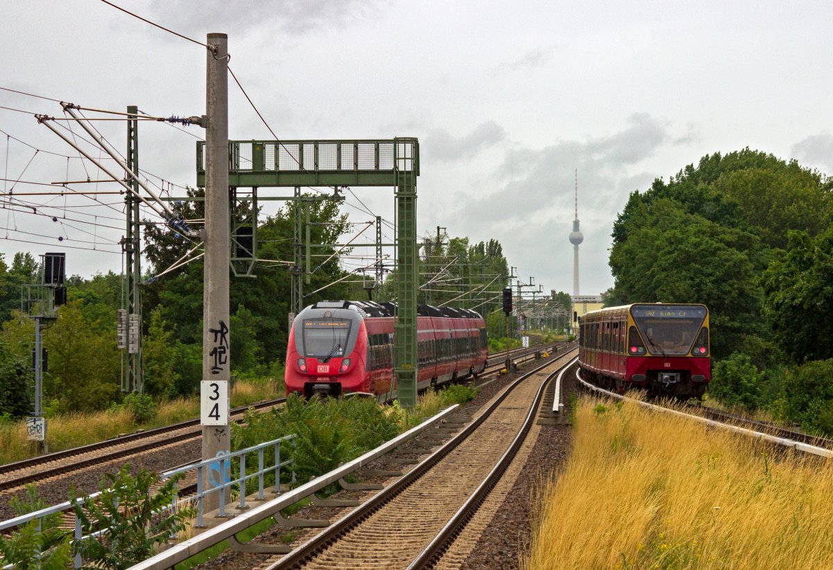 Parallelfahrt zwischen 442 333 als RB24 und einem Dreiviertelzug der Baureihe 480. Wegen Bauarbeiten an der Ringbahn fuhren die Linien S45 - S47 ber Plnterwald und ab Treptower Park weiter als S42. Hier ist der Zug gerade mitten in der Umschilderung, bereits als S42, aber noch mit dem Ziel Treptower Park zu sehen.