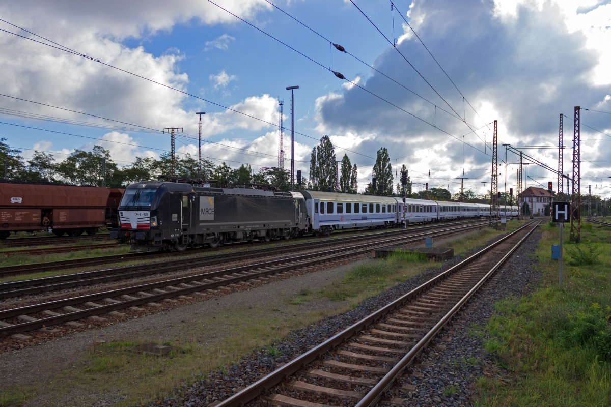 PKP Intercity setzte vor den EuroCity-Zgen nach Berlin im Jahr 2020 neben den eigenen Lokomotiven auch angemietete Vectron ein, um einen Lokmangel wegen anstehender Hauptuntersuchungen auszugleichen. 193 625 erreicht mit dem leicht verspteten EC 246 Frankfurt (Oder).