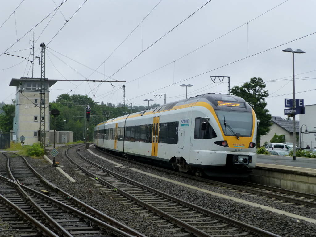 RB89 nach Warburg fährt am 17.7.17 in Altenbeken aus dem Bahnhof aus.