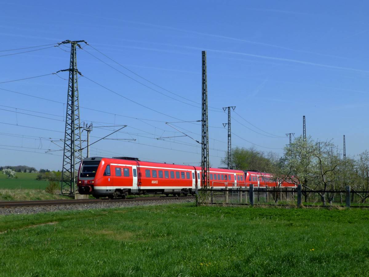 RE 1 nach Göttingen ist am 19.4.18 auf der Thüringer Bahn bei Neudietendorf nach Gotha unterwegs.