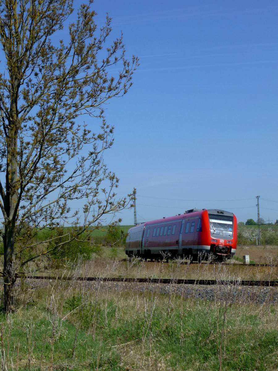 RE 7 bei Neudietendorf - 612 176 ist auf dem Weg nach Erfurt Hbf. 19.4.18