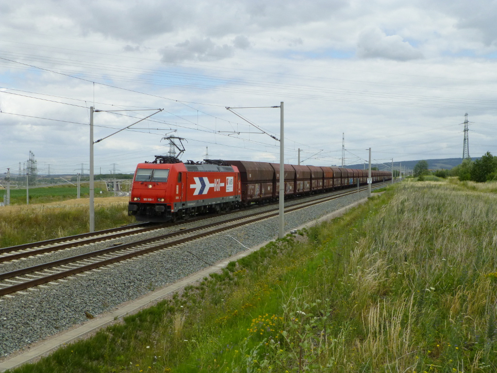 Rheincagro TRAXX [91 80 6185 588-1 D-RHC] mit einem Ganzzug am GVZ Erfurt, 8.7.15.
