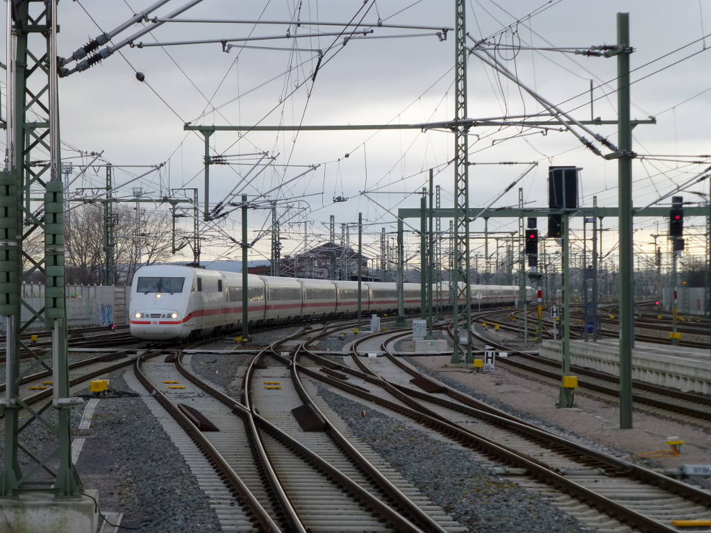Seit dem Fahrplan 17/18 sind in Thüringen auch regulär wieder ICE 1 anzutreffen. ICE  Jever  fährt am 2.2.2018 als ICE 599 nach Ulm. Die Laufschrift am Bahnsteig versichert zusätzlich, dass der Zug dann über Augsburg nach München weiterfahren wird.