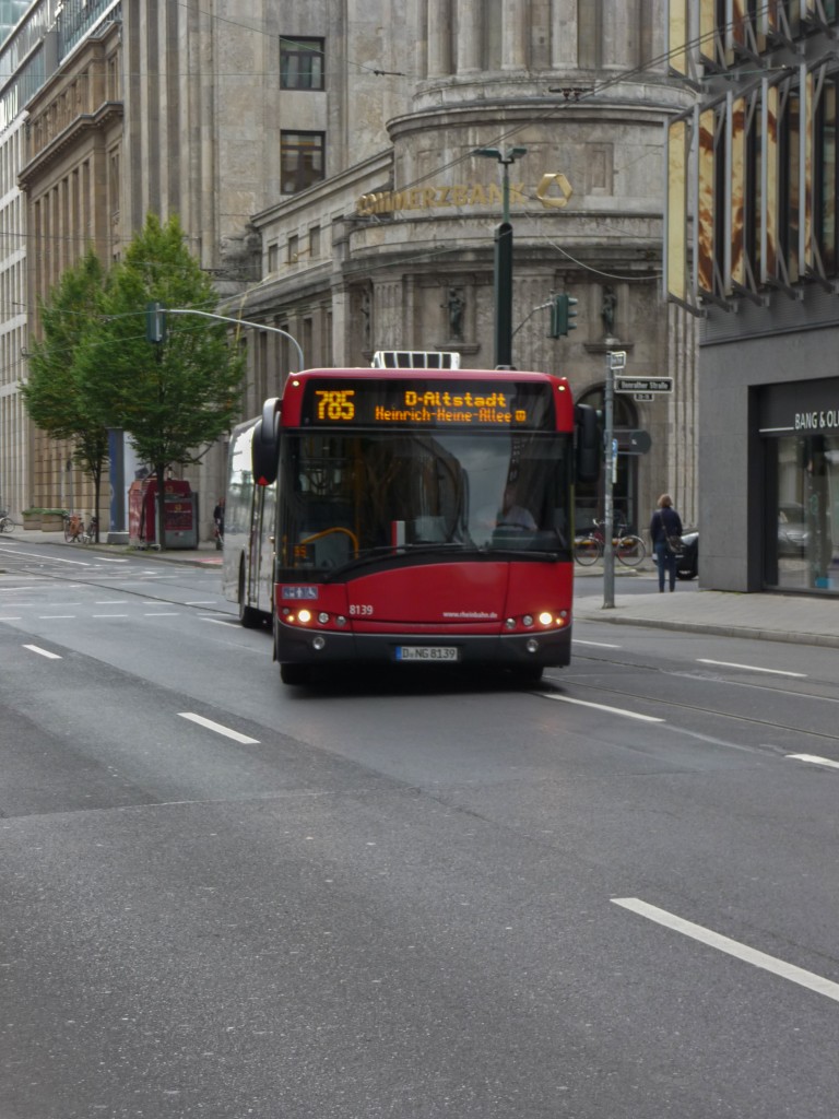 Solaris Urbino Nr. 8139 wird auf der Linie 785 in Kürze die Heinrich-Heine-Allee erreichen.