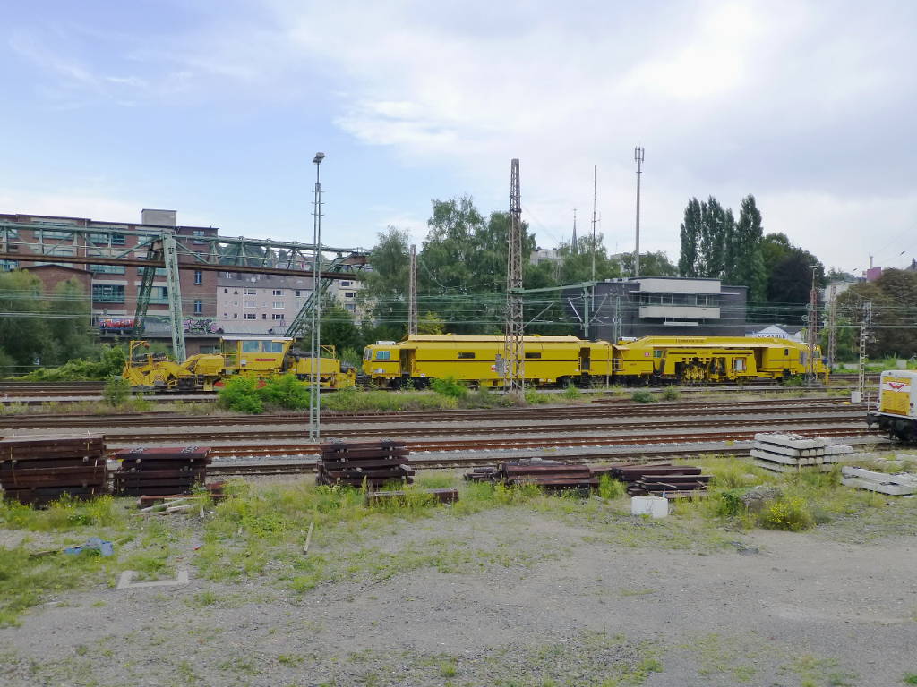 SSP 119 (Typ Schnellschotterplaniermaschine SSP 110 SW) und USM 903 (BABSI) der Bahnbau stehen am 27.8.16 abgestellt in Oberbarmen.