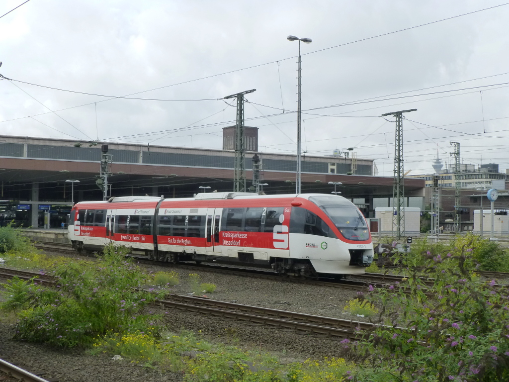  Stadt Düsseldorf  der Regiobahn bei der Ausfahrt aus dem Hauptbahnhof ebenjener Stadt, 25.9.15