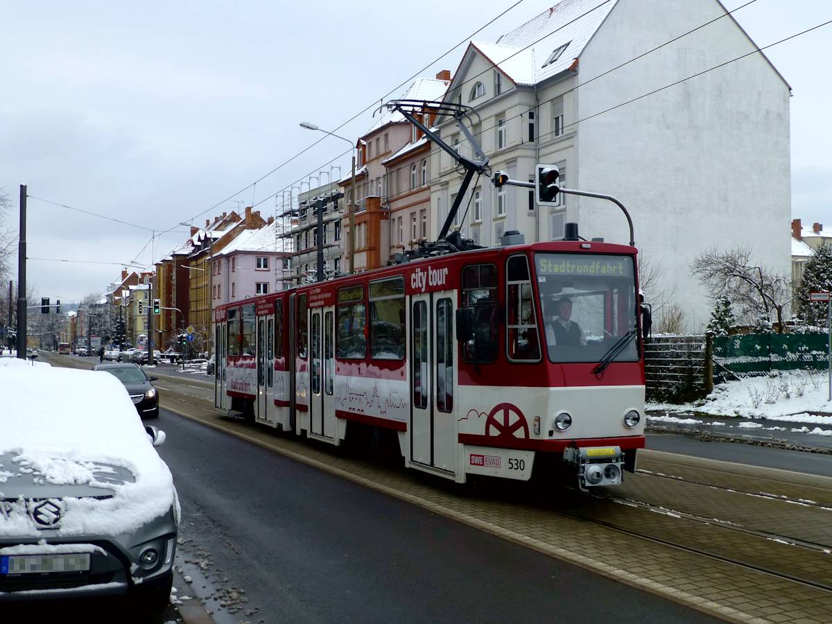 Stadtrundfahrtsbahn 530 ist am noch leicht verschneiten 4. Februar 2018 auf der Nordhäuser Straße unterwegs.