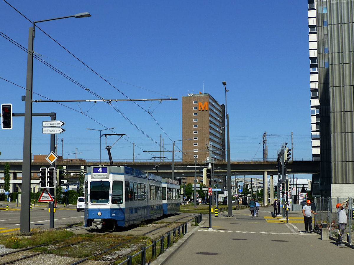 Tramlinie 4 (TW 2095 vorne) an der Haltestelle Toni-Areal im Quartier Escher Wyss. Im Hintergrund erkennt man das Hardturm-Viadukt.