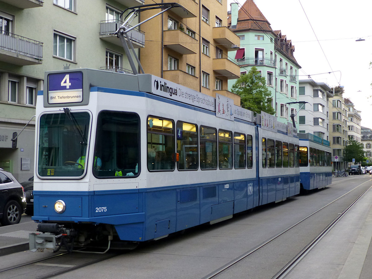 TW 2075 auf der Linie 4 an der Haltestelle Höschgasse im Süden von Zürich, 12.6.19