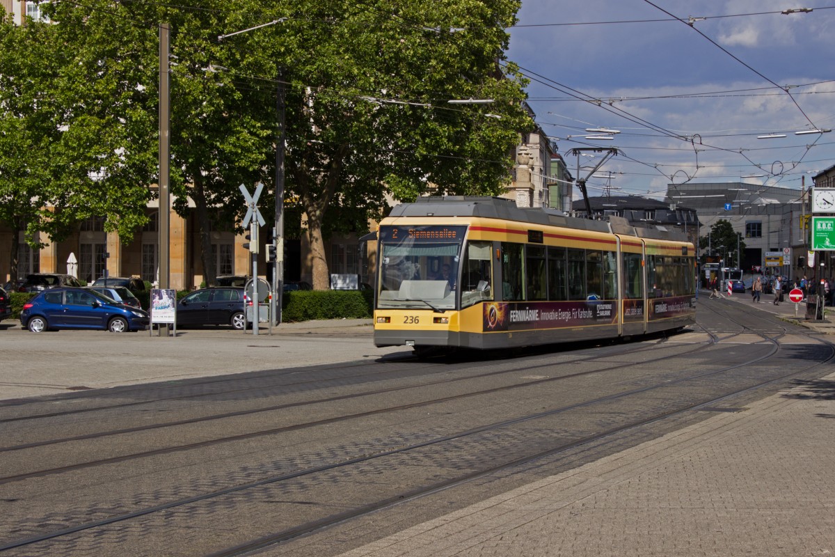 TW 236, der als GT6-70D/N 10 Meter kürzer ist, als seine längeren Geschwister, erreicht in wenigen Augenblicken auf der Linie 2 in Richtung Siemensallee den Karlsruher Bahnhofsvorplatz.