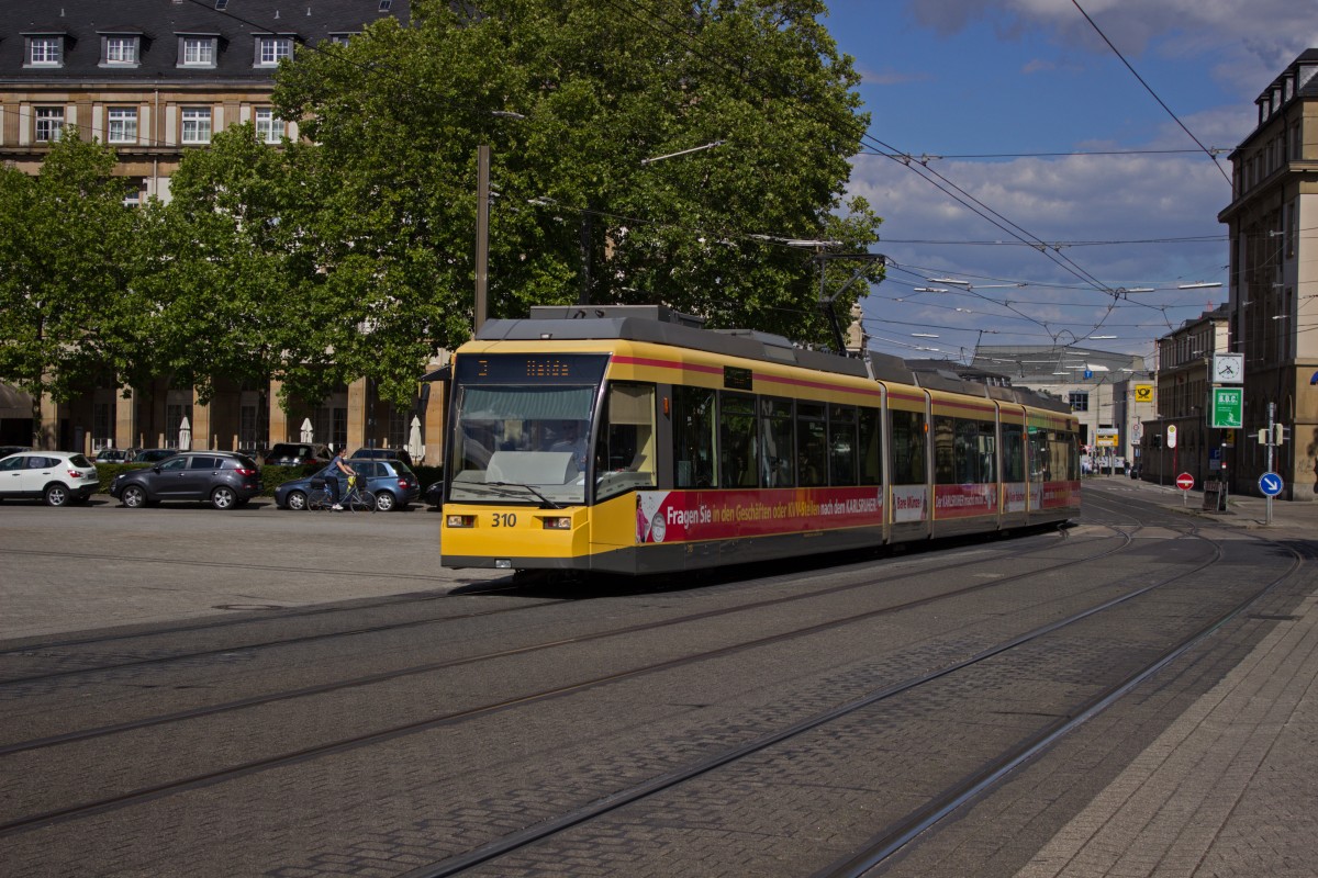 TW 310 befährt als Linie 3 nach Heide den Karlsruher Bahnhofsvorplatz.