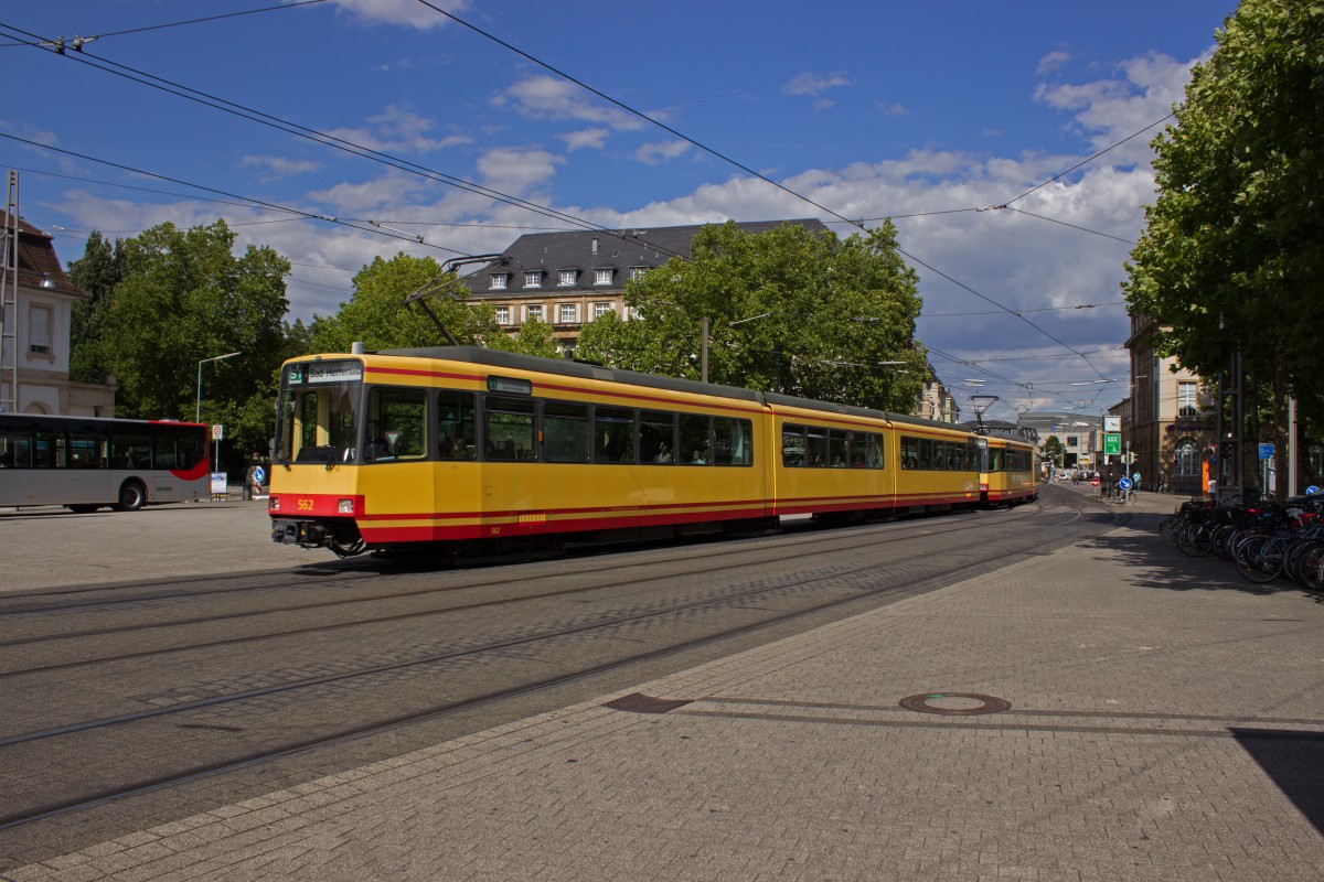 TW 562 und TW 510 erreichen in wenigen Augenblicken die Haltestelle auf dem Karlsruher Bahnhofsvorplatz, 30.07.2015.