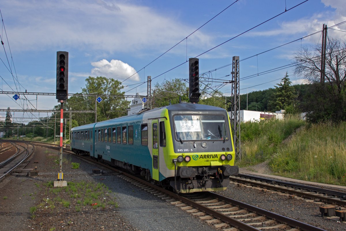 blicherweise halten die Zge der S49 in Libeň auf den nrdlichen Bahnsteiggleisen 6 und 8. Am 21.06.19 hat 845 101 von Arriva vlaky die Hauptgleise der Strecke in Richtung Koln bereits im westlichen Bahnhofskopf gekreuzt und hlt auf Gleis 3. Nach der Abfahrt wechselt der Zug auf das uerst rechte Gleis, um in Richtung Sden nach Praha-Hostivař abzubiegen.