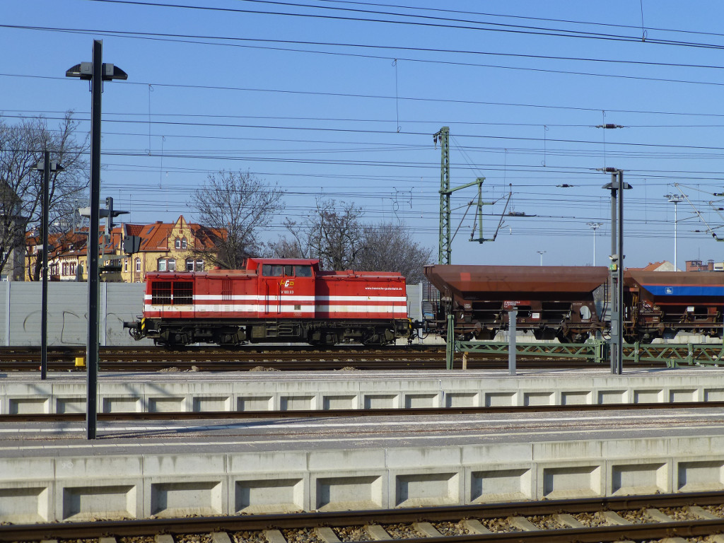 V 100.03 der Hessischen Güterbahn am 10.3.14 mit einem Bauzug im Erfurter Hauptbahnhof.