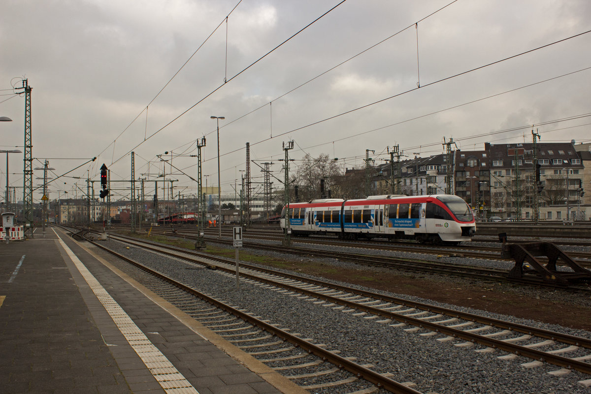 VT 1008 der Regiobahn, der auf den Namen Wuppertal getauft ist, verlässt am 28.12.16 den Düsseldorfer Hauptbahnhof in Richtung Mettmann, von wo aus man in einigen Jahren nach Wuppertal weiterfahren können wird.
