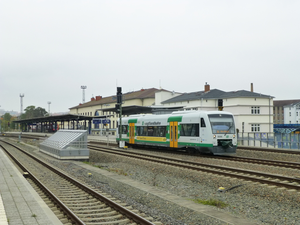 VT 52, ein Regioshuttle der Vogtlandbahn, verlässt am 30.10.15 den Hbf von Gera Richtung Cheb.