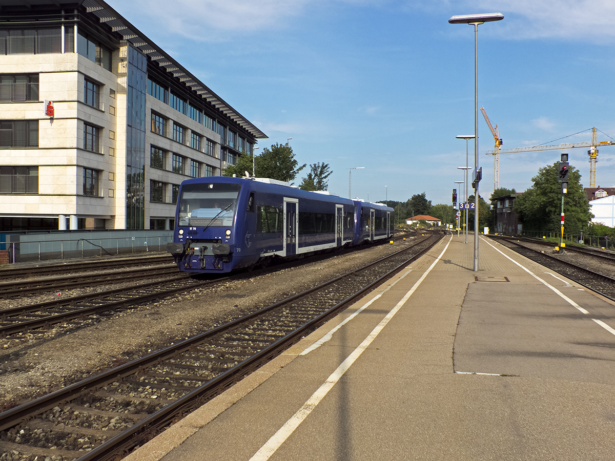 VT 70 und 71, die beiden erst vor kurzem nachgekauften RegioShuttles der BOB fahren am 04.08.14 in Friedrichshafen ein.