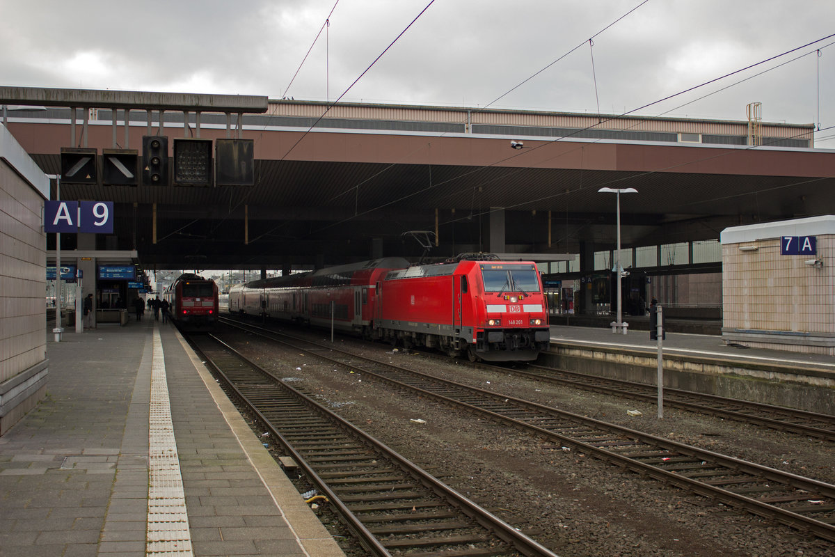 Während 146 117 im Hintergrund mit dem RE2 nach Münster soeben erst angekommen ist, verlässt 146 261 mit dem seit kurzem bis zum Köln/Bonner Flughafen fahrenden RE6 nach Minden soeben den Düsseldorfer Hauptbahnhof.