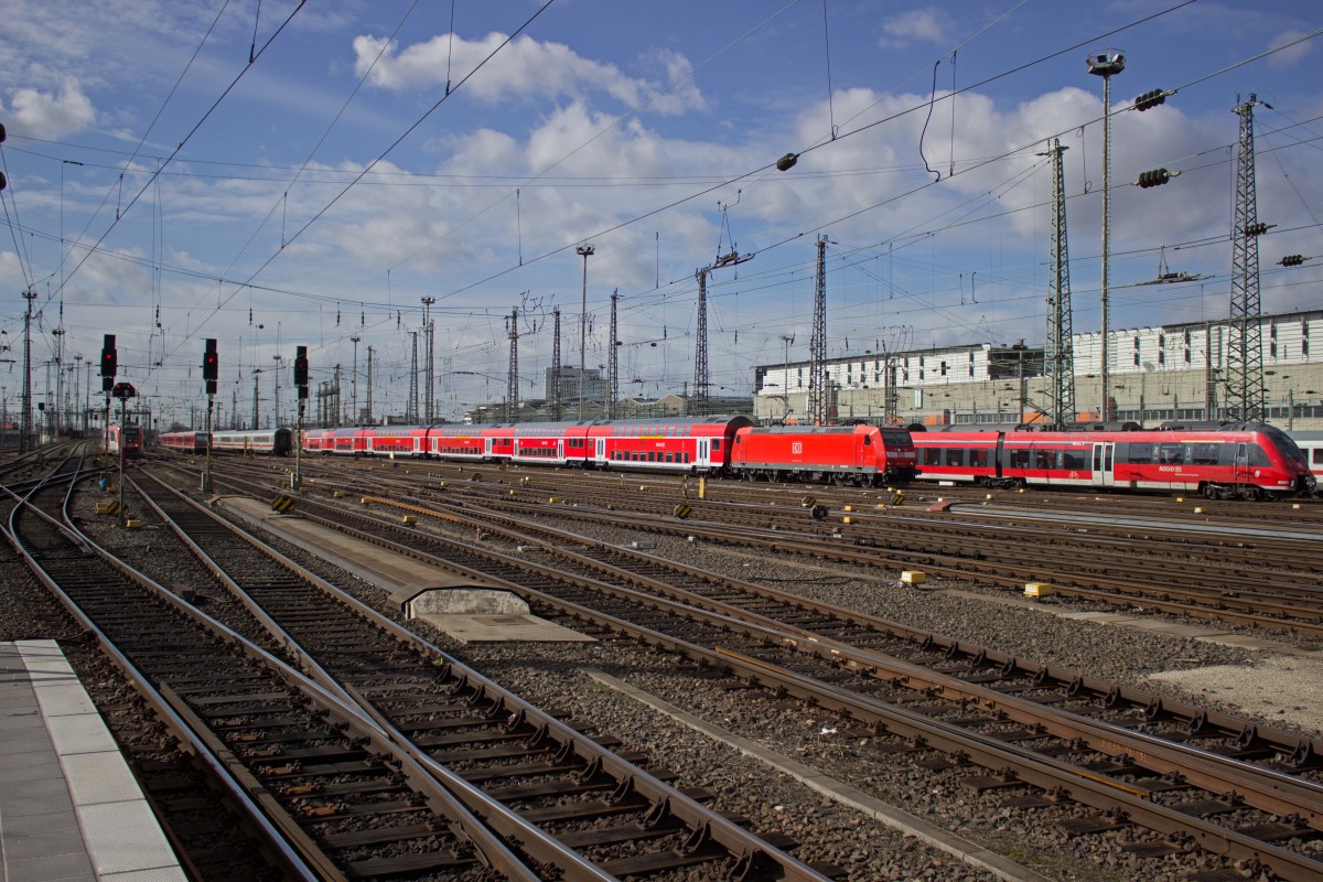 Während 146 119 mit einem Regionalexpress aus Mannheim in den Frankfurter Hauptbahnhof einfährt, kreuzt sie eine Doppeltraktion TALENT-II-Triebwagen, die in Richtung Gießen aufbrechen.