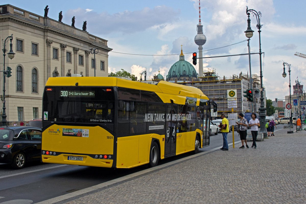 Wagen 1801 an der Haltestelle Staatsoper in Berlin-Mitte. Durch die Unterbringung eines groen Teils der Antriebsanlage auf dem Dach wirken die Elektrobusse im Innenraum mindestens ebenso gerumig wie ihre dieselbetriebenen Cousins.