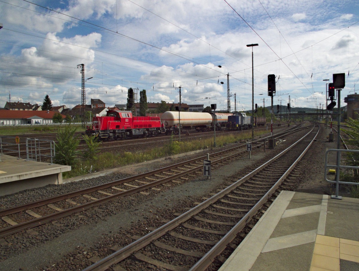 Wahrscheinlich aus Richtung des Hafens kam 261 039, die hier mit ihrer Übergabe zum Wenden in die Gütergleise am Aschaffenburger Hauptbahnhof fährt.