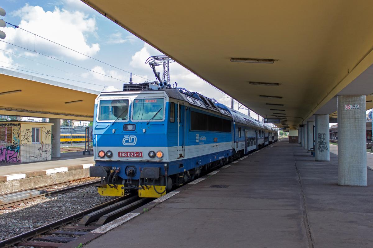 Wendezge sind bei der ČD ein relativ neues Phnomen. Eine der bereits mit einer Steuerleitung ausgersteten Lokomotiven ist 163 025, die am Schluss einer Doppelstockgarnitur Smchov erreicht.