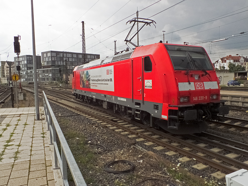 Werbung für eine Ausbildung als Triebfahrzeugführer bei der DB fährt 146 220, die sich hier am 31.07.14 nach der Ankunft aus Stuttgart für gut eineinhalb Stunden in die Abstellung begibt.