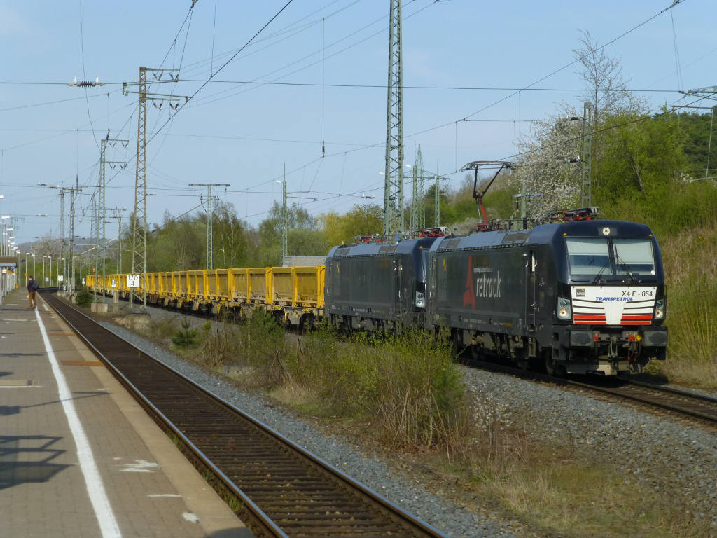 X4E-854 (und das Schwestervektron) fährt für DB Fahrwegdienste und steht daher am Bahnhof Eichenberg mit einem leeren Abraumganzzug der Großbaustelle Stuttgart 21, 24.4.15