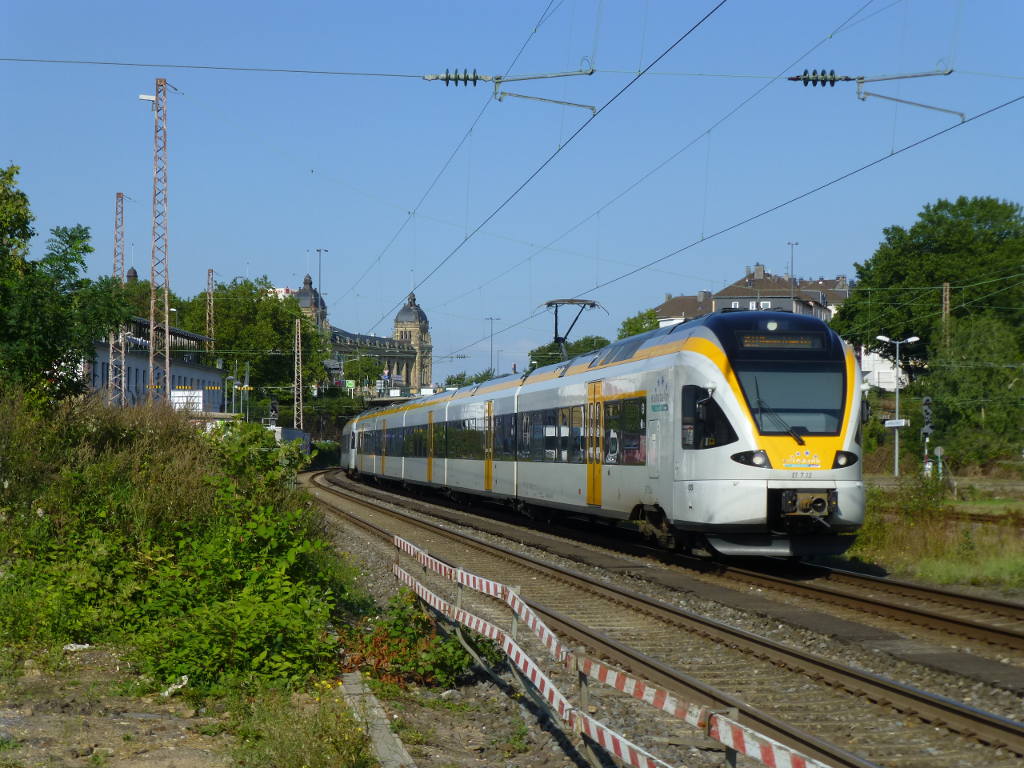 Zwei eurobahn-Flirts (ET 6.01 und ET 7.12, hinten) kurz vor der Ankunft im Wuppertaler Hauptbahnhof, 9.9.15.