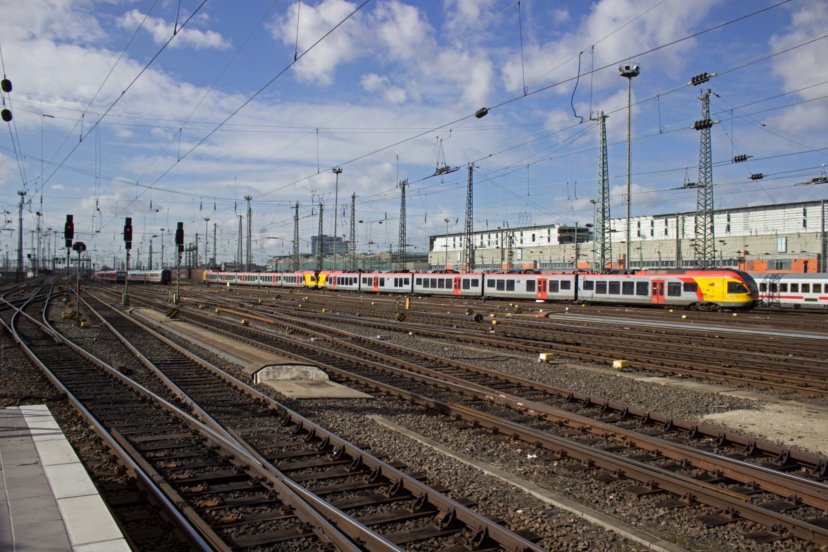 Zwei FLIRTs der Hessischen Landesbahn verlassen als RE nach Siegen bzw. Marburg Frankfurt.