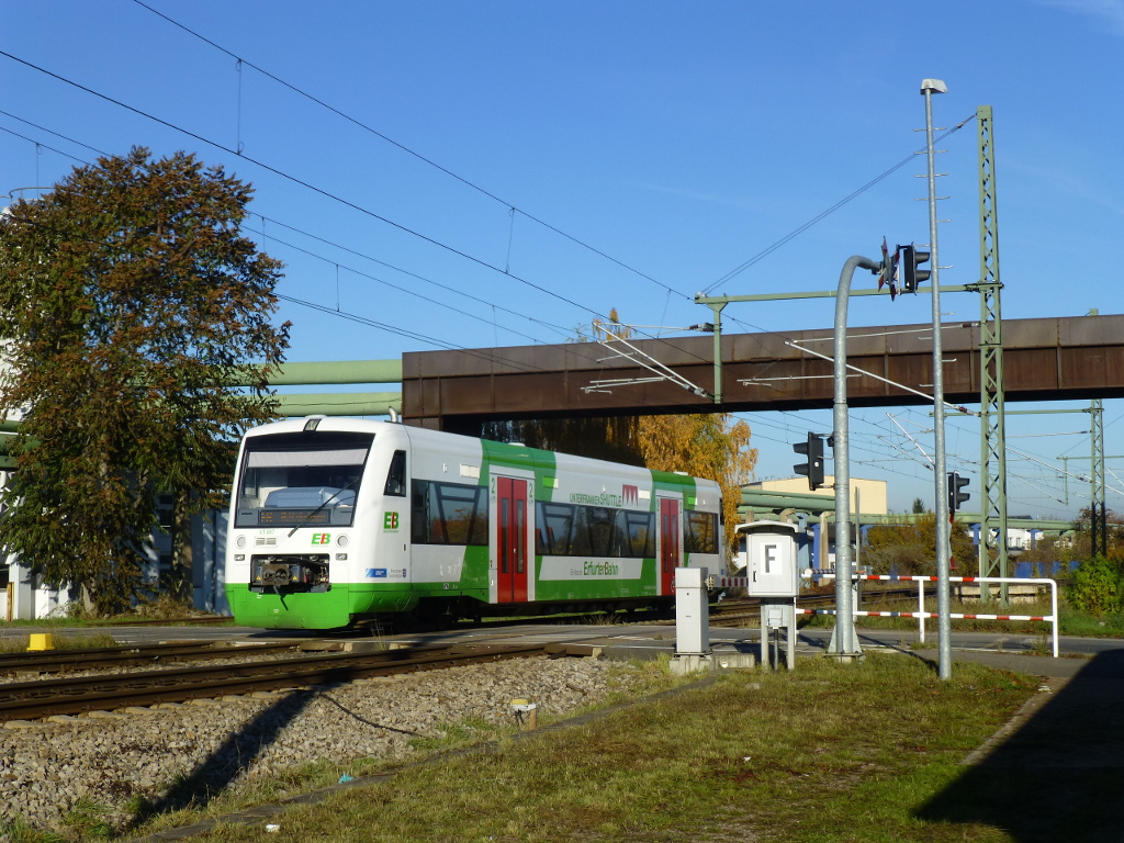Zwischen Erfurt Ost und der Hauptstrecke sieht man oft EB-Regioshuttles als Überführungen, so auch dieses Unterfrankeshuttle-Exemplar mit der Nummer 007 am 2.11.15.