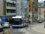 lightram/690721/die-busline-31-wird-fast-ausschliesslich Die Busline 31 wird fast ausschließlich mit Doppelgelenkobussen betrieben, wie dem hier abgebildeten Bus 83. Sie durchquert fast die gesamte Stadt Zürich, und ist hier in der Nähe des Hegibachplatzes immer noch mehrere Kilometer von der Endhaltestelle Kienastenwies entfernt.