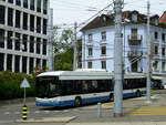 Die Busline 33, am 14.6.19 hier als 33E unterwegs, umfährt die Tramhalte in der Mitte des Hegibachplatzes und hält in den Zufahrtsstraßen. Bus 173 überquert hier gleich die Straßenbahngleise.