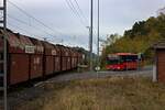 crossway/870526/da-das-netz-der-kohlenbahn-in Da das Netz der Kohlenbahn in der Lausitz weitgehend abseits von Ortschaften verluft, gibt es natrlich keinen Personenzugbetrieb. Das Dorf Koppatz sdlich von Cottbus ist einer der wenigen Orte, wo eine Siedlung recht nah an den Gleisen liegt, allerdings ist die Erschlieung mit Bussen sicherlich sinnvoller. Am Bahnbergang bei Koppatz wartet ein Plus-Bus der Linie 849 auf die Durchfahrt eines Kohlezuges. Dieser Bus hlt allerdings auch nicht in Koppatz, der Ort muss sich mit wenigen Abfahrten einer Cottbuser Stadtbuslinie im Schlerverkehr zufrieden geben.