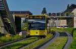 citaro-facelift/738303/in-der-nachmittagssonne-des-021019-steht In der Nachmittagssonne des 02.10.19 steht der Essener Spurbus 4660 auf der Fahrt von Essen-Kray zum Hauptbahnhof an der Haltestelle Feldhaushof.