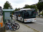 Hinter dem Bus mit dem Kennzeichen AÖ-B 475 versteckt sich ein Setra S415NF der Brodschelm Verkehrsbetrieb GmbH, einer lokalen Größe im oberbayrischen Busverkehr. Das Unternehmen fährt auch das aus vier Linien bestehende City-Busnetz der Stadt Burghausen. Im Herbst 2020 (hier am 23. September, Hst. St. Konrad) wurde das Netz um eine Verstärkerlinie ergänzt. Diese Linie 751 teilt sich zwar den Laufweg, aber nicht die Nummer mit der Linie 1.