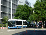 Mit die neuesten Busse der Verkehrsbetriebe Zürich sind die etwa 20 Hybridgelenkbusse von Volvo, die wie hier 455 am 12.6.29 in Altstetten, durch die Stadt fahren.