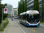 7900/690966/die-linie-80-ist-eine-hochfrequenzlinie Die Linie 80 ist eine Hochfrequenzlinie in Zürich, sie bindet vor allem den ETH-Campus Hoenggerberg an des S-Bahn-Stationen Oerlikon und Altstetten an. In den nachfragestarken Zeiten verkehrt dort alle 6 Minuten ein Fahrzeug, so wie hier Bus 442 am Max-Bill-Platz. Perspektivisch soll diese Verbindung auf Trolleybusse umgestellt werden.