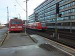 424 001 und 424 006 passieren am 7.1.14 die im Bahnhofsbereich von Hannover HBF abgestellte 101 119