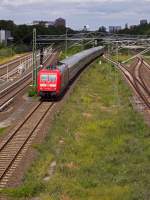 Aus erhöhter Perspektive ergibt sich dieser Blick auf Gleis 3 des Bahnhofes Berlin-Südkreuz. 101 080, die Werbung für die Stadt Luzern fährt (hätte ich das gewusst, hätte ich einen anderen Winkel gewählt) fährt mit IC2207 nach München ein.