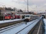 111 146 und ihr Regionalexpress mssen am 03.02.2010 in Wuppertal-Oberbarmen einen verspteten ICE berholen lassen. RE4 -> Aachen HBF